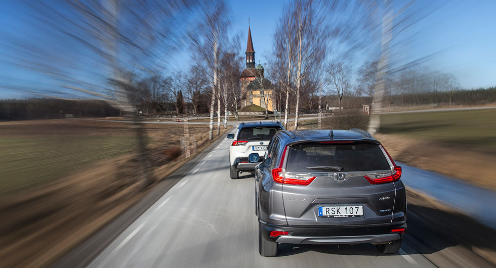 Citroën skuggar två av klassens verkliga storsäljare, Honda CR-V och Toyota RAV4, med Lovö kyrka i fonden.