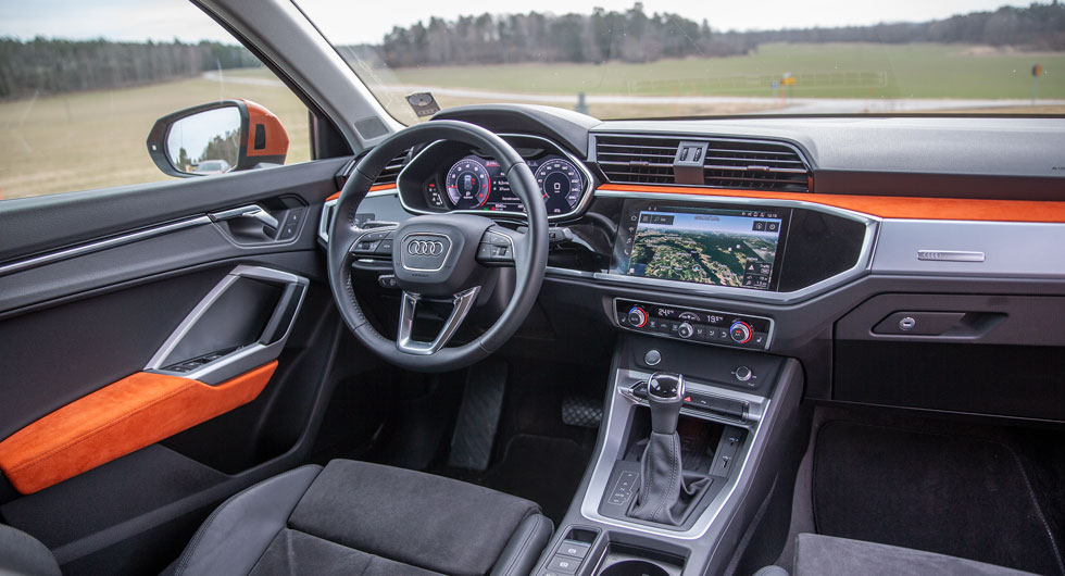 Audi: Modernt, ljust och välgjort – det är lätt att trivas i Q3-miljön, men lortiga fingrar göre sig icke besvär på dörrarnas apelsinfärgade alcantaraytor.