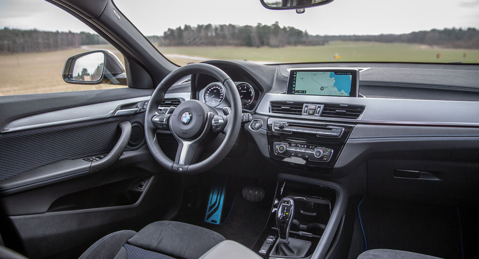 BMW: X2 förefaller ”tight” och nästan lite snål på grejer jämfört med Audi, men inget fattas, allt sköts smidigt och ger en skön precisionskänsla. Tjock ratt!
