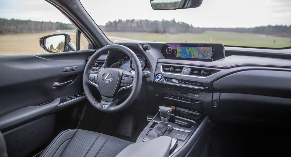 Lexus: Egen och rätt trivsam stil med knapparna utströdda men man lär sig efter ett tag. Analog klocka, blinkers tickar som ett gammalt väckarur.
