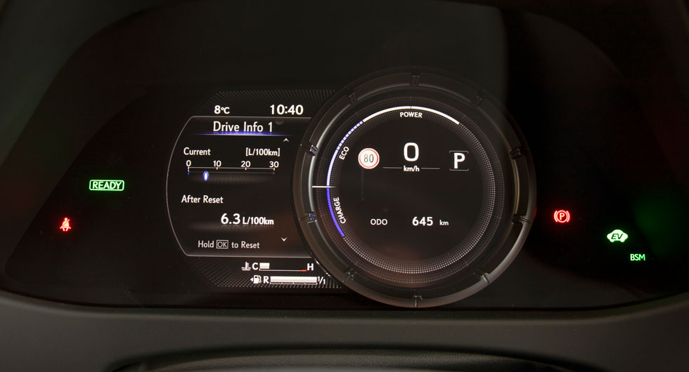 Lexus: ”Enögt” instrumenthus som döljer en gimmick: Med en knapp på ratten kan rundeln skjutas i sidled och blotta hela färddatorn.
