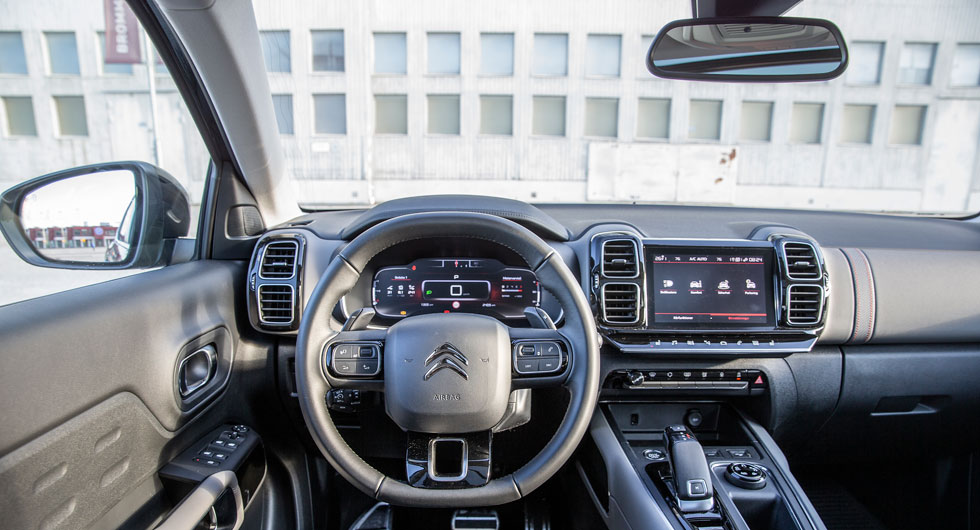Citroën: Fullspäckat av former framför föraren, men det mesta är enkelt att sköta och finishen är bra överlag. Stenhårda dörrsidor drar ned helhetsintrycket.