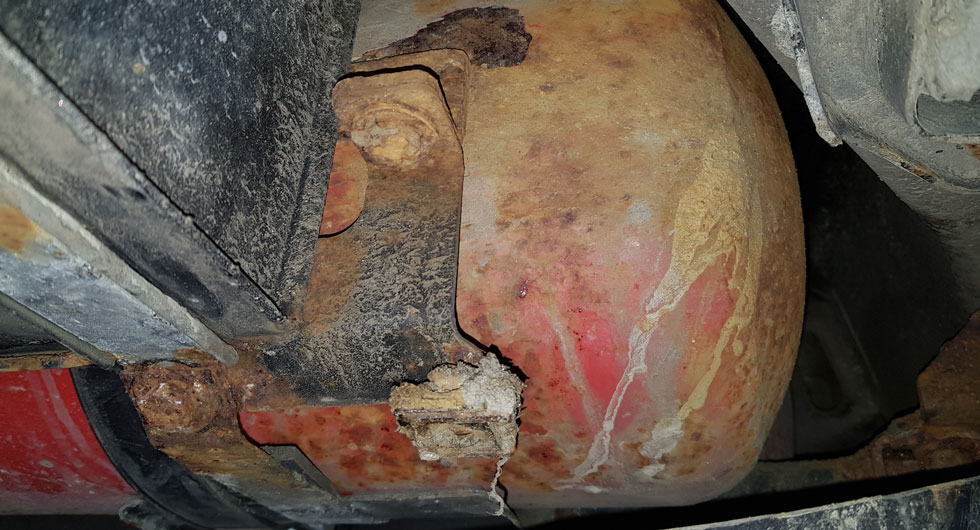 UNDERKÄND: Opel Zfira CNG Årsmodell 2008.
Ståltankarna som förvarar gasen har en angiven livslängd på 20 år – men så här kan de se ut redan efter halva den tiden. Sådan rost leder till nedslag på besiktningen och byter man inte tankarna inom 30 dagar inträder körförbud.