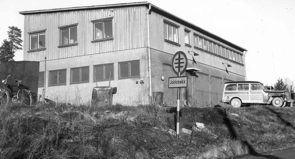 Det kryptiska vägmärket för ”Tättbebyggt område”, här i Jokkmokk, innebar förbud mot för hög hastighet och användning av signalhorn. Skylten fanns 1937–1955.
foto: Vägsamlingen/SMTM