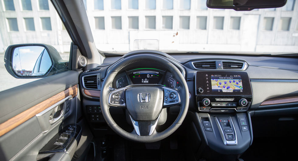 Honda: Luftigaste intrycket i trion, parat med det mest påkostade kvalitetsintrycket – nya CR-V erbjuder en fräsch och utrymmeseffektiv miljö för föraren.