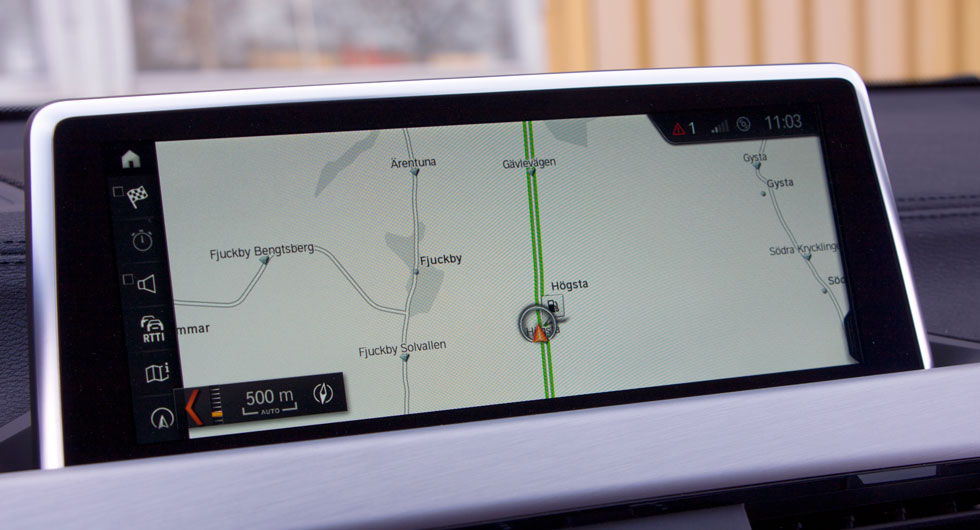 BMW:s fristående skärm är bred och ganska låg men med det bekanta vredet på mittkonsolen är alla funktioner logiskt ordnade och lätta att handha.