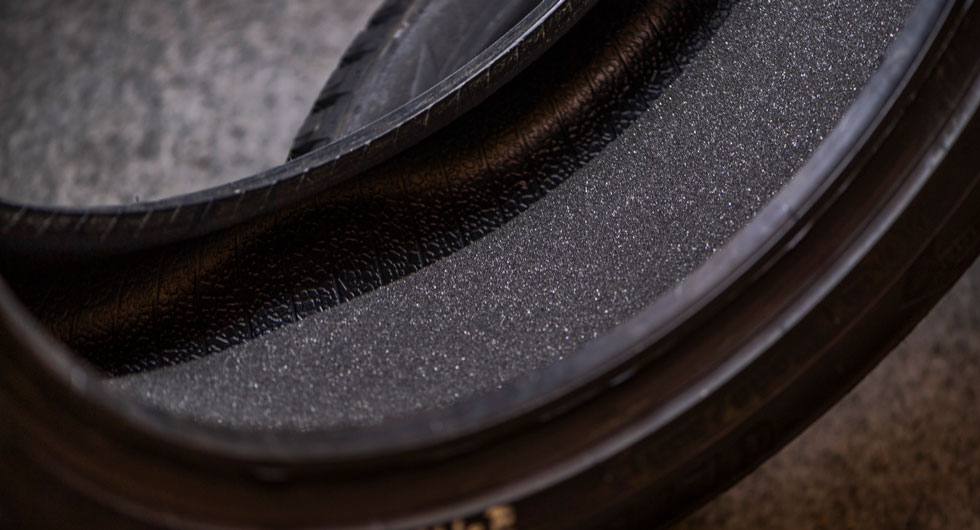 Testdimensionen 225/50 R 17 kan Goodyear – mot ett tillägg – erbjuda bullerdämpande filtmatta i sitt dubbdäck.