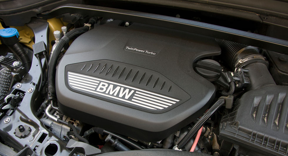 BMW:s tvålitersdiesel är alltjämt en av de bästa på marknaden. Råstark men med mjuk, närmast ”bensinartad” gång, snål på dropparna, perfekt matchad med den åttaväxlade automatlådan.