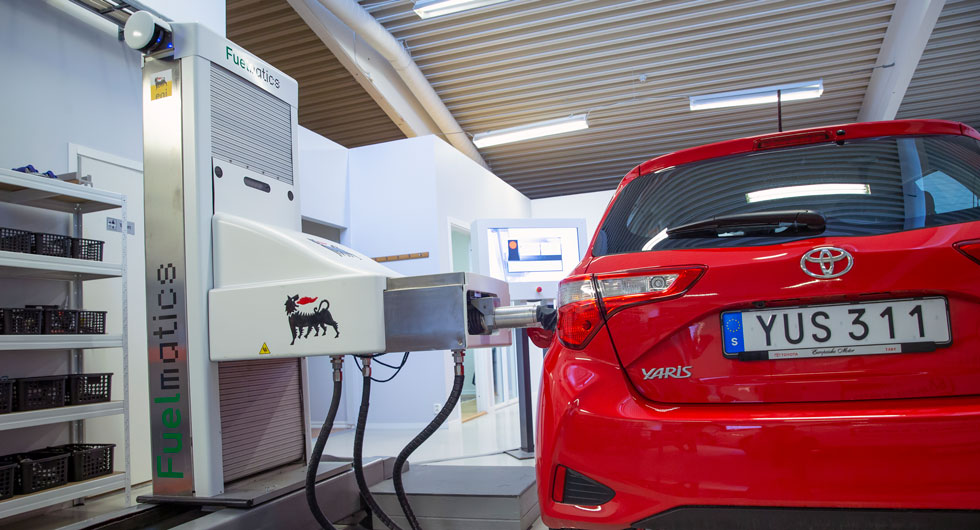 En robot som tankar bensin och diesel utvecklas i samma lokal.