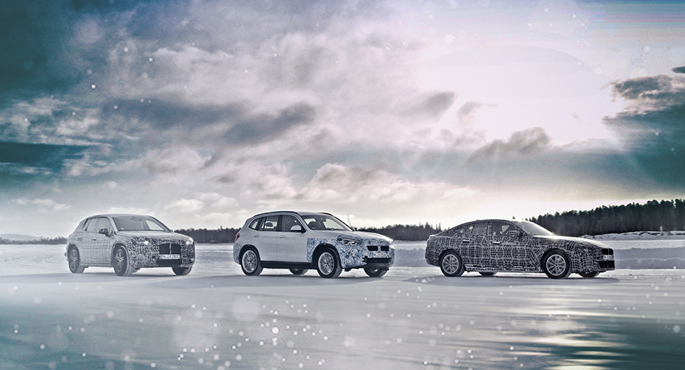 BMW iNext, iX3 och i4 vintertestas i kamouflerat tillstånd.