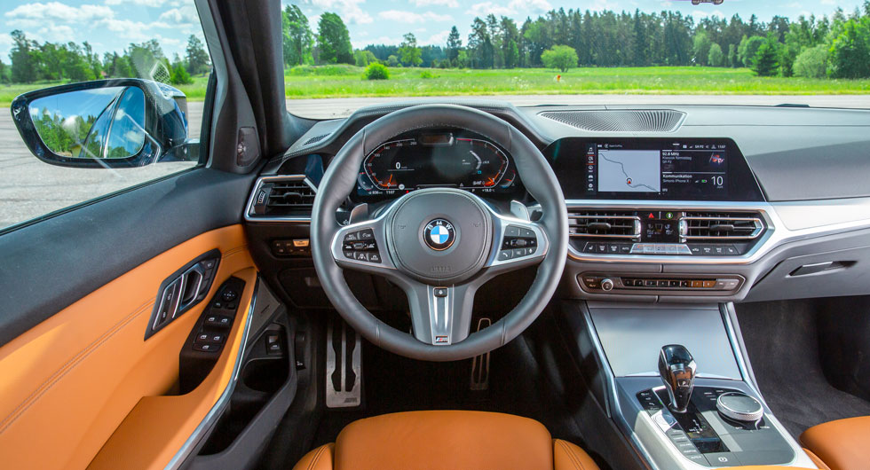 BMW: Klassisk. Skärm och reglage är svagt vinklade mot föraren. BMW kallar instrumentpanelens struktur för ”Sensatec”. Äkta läder kostar 12 100 kr.