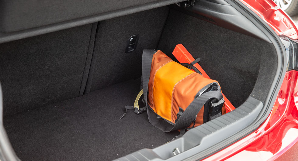 Bagageutrymmet i Mazda 3 är djupt och brett och har en hög invändig lasttröskel. Ingen genomlastningslucka.