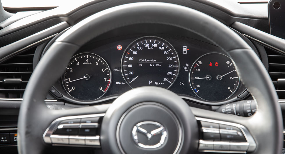Ett klassiskt mätarhus i Mazda, men icke. Hastighetsmätaren är en digital skärm.