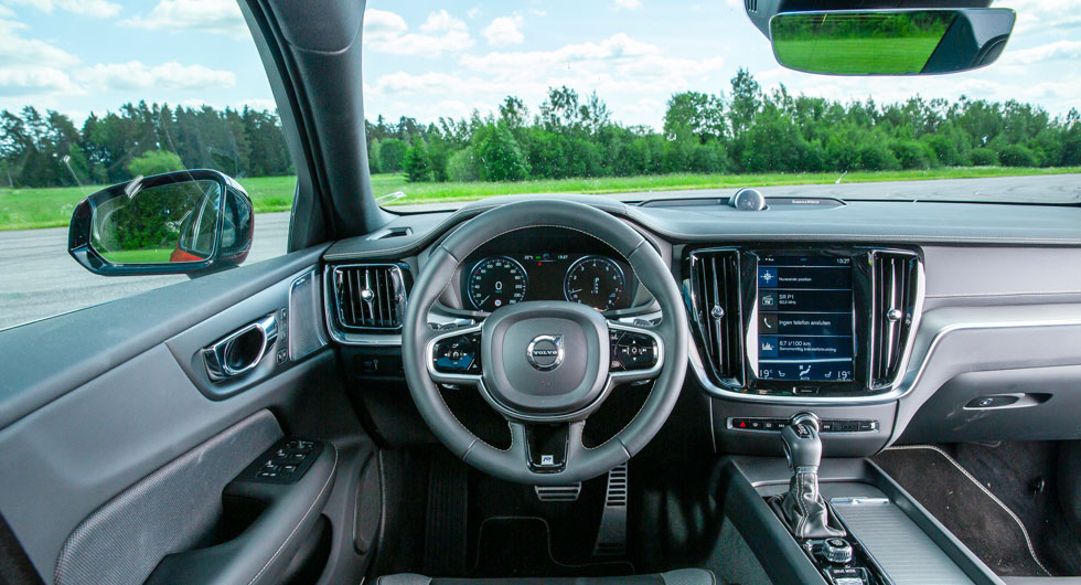 Volvo: Välbekant. En förarmiljö utan överraskningar, men Volvos formspåk uppskattas av många. Pekskärmens storlek förtas lite i allt det svarta.
