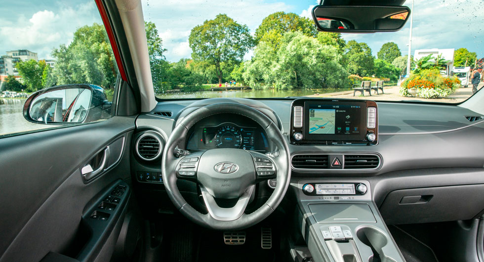 Hyundai: Gott om hårda ytor men på finishen i övrigt är det inga fel. Allting är enkelt att hantera och det finns gott om upplagsplatser för prylar och dricka.