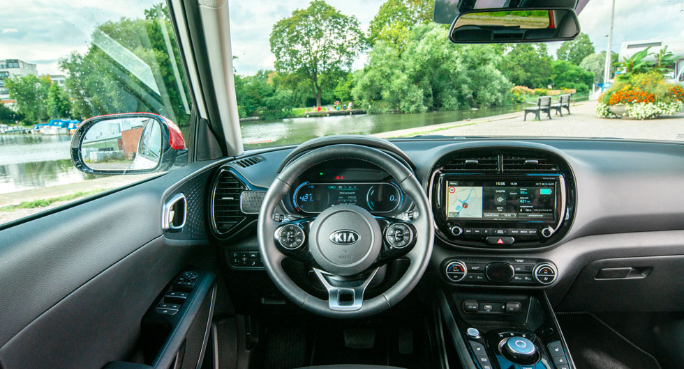 Kia: Formgivarglädje i Kia och växelväljaren är ett vred – annars är knappar och reglage ungefär som i Hyundai. ”Pianolacken” ger ett grällt intryck.