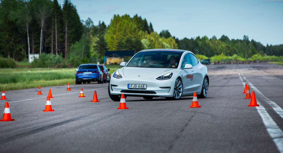 Snabb styrning, välavstämt ESP och 480 kilo batterier i bottenplattan, vessellikt rinner Model 3 genom konbanan i 75 km/tim.