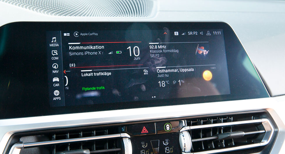 BMW:s skärm är smal. Det gör det svårt att få en riktig överblick över menysystemet. Bilden visar väderappen. Den typen av funktion saknas i Tesla.