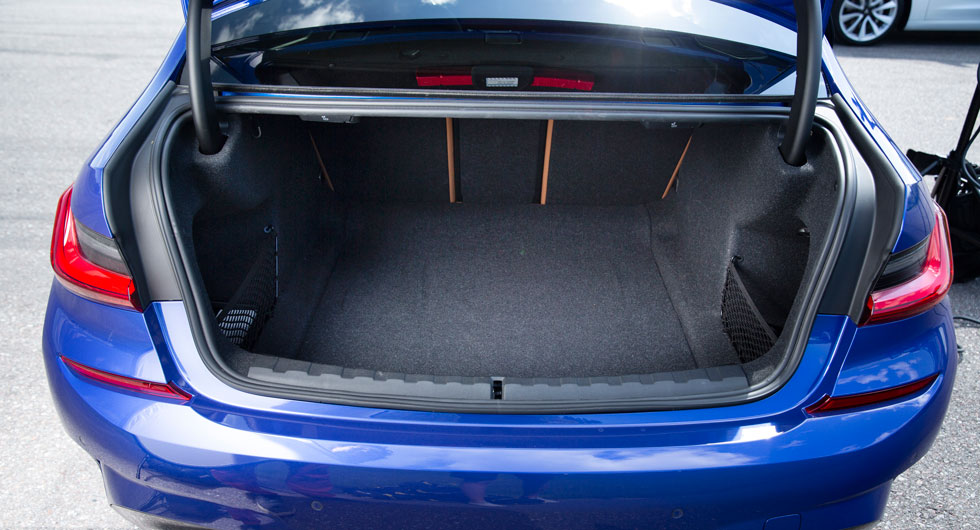 480 liter och testets näst största bagageutrymme. BMW är ensam om att fälla ryggdynan i 40/20/40 profil. Fyra ordentliga lastsäkringsöglor håller koll på lasten. Under bagagerumsmattan finns bilens batteri.