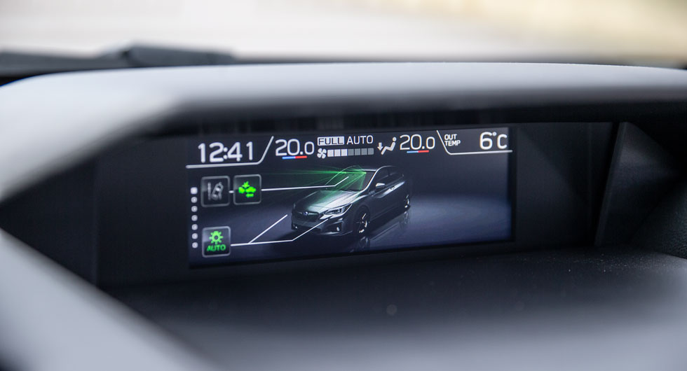 En så kallad multifunktionsdisplay tronar på toppen av instrumentpanelen. Vi tycker att den är onödig och sannolikt fördyrande. Informationen som visas här finns även framför ratten.