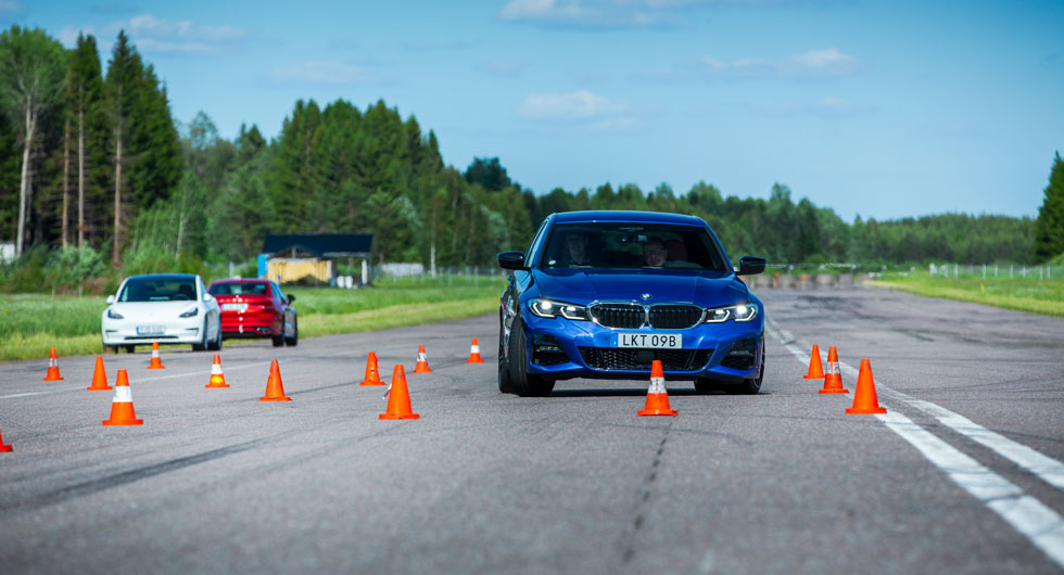 Snabb styrning gör att föraren vrider bort greppet och BMW understyr.