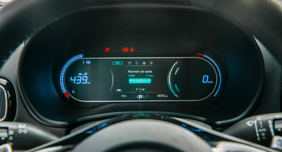 Kias visning är egentligen ordnad på samma sätt som i Hyundai men i två rundlar och placeringen av informationen är annorlunda.