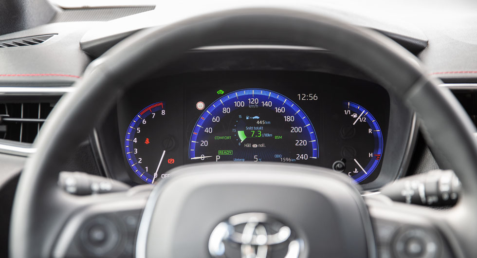 Framför Corolla-ratten finns endast en stor skärm som visar all möjlig information. Grafiken är överbelamrad med siffror som inte hjälper läsbarheten. Tacksamt nog finns en head up-display som vi hellre tittar på.