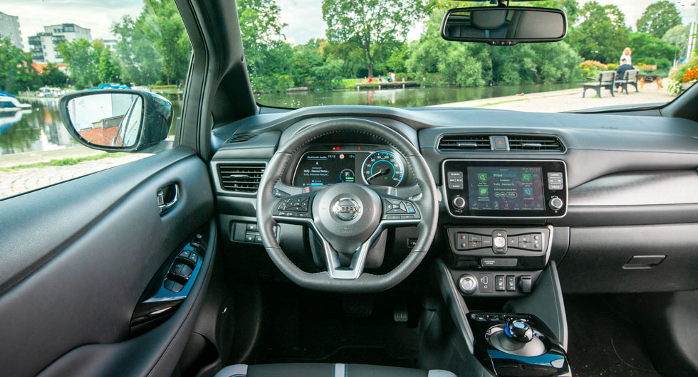 Nissan: Smidig ”växelpuck” i Leaf, men förarmiljön ger ett ganska oordnat intryck med knappar som tycks ha grupperats slumpvis. Dålig sikt snett framåt.