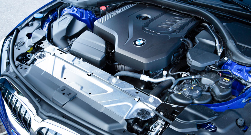 Under plastkåporna vilar den längsmonterade fyrcylindriga modulmotorn, det är ”bara” att lägga till två cylindrar för att få den sexcylindriga motorn i den kommande 340i.