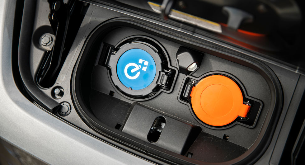 Alla tre har sina ladduttag bakom lucka i fronten. Bara Nissan har så kallad Chademo-standard för snabbladdning (blått lock), förutom vanlig kontakt (orange lock).