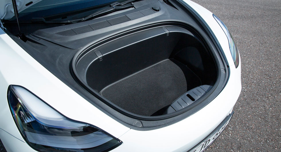 Det främre lastutrymmet kallas i Tesla-kretsar för ”Frunk”, en sammandragning av engelskans Front Trunk.