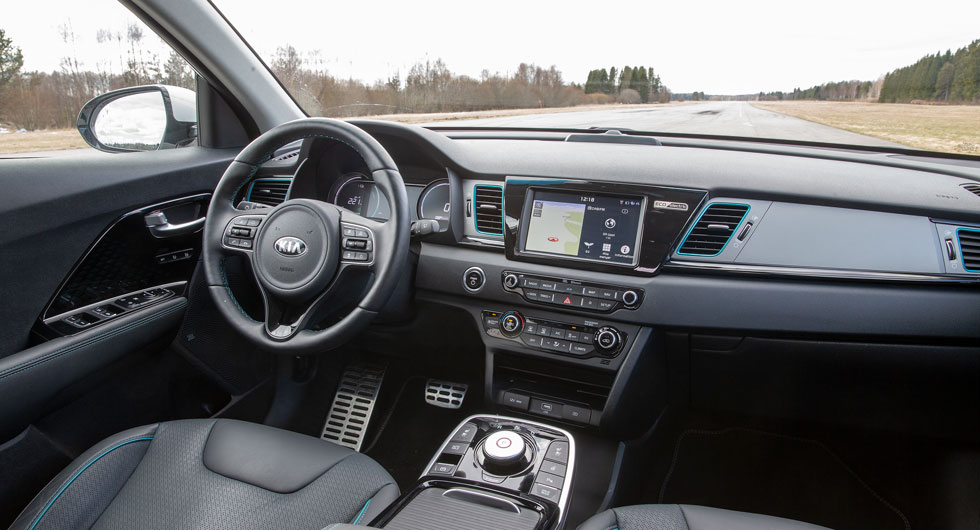 Kia e-Niro har den luftigaste och rymligaste kupén. Man sitter högt, nästan ”ovanpå” bilen, men bekvämt. Mittkonsolen är full av stora förvaringsfack.