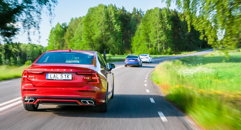 Väl synliga avgasutblås för Volvo och BMW. Av förklarliga skäl saknar Tesla den detaljen ...