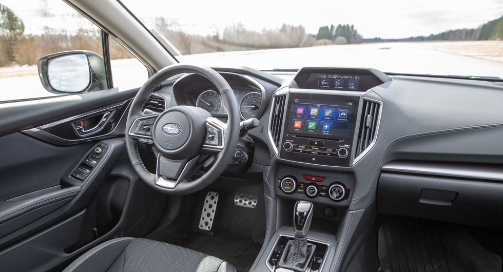 Subaru: Impreza har tunna takstolpar som ger mycket bra sikt snett framåt. Vad den lilla skärmen ovanpå instrumentpanelen tillför har vi ingen aning om.