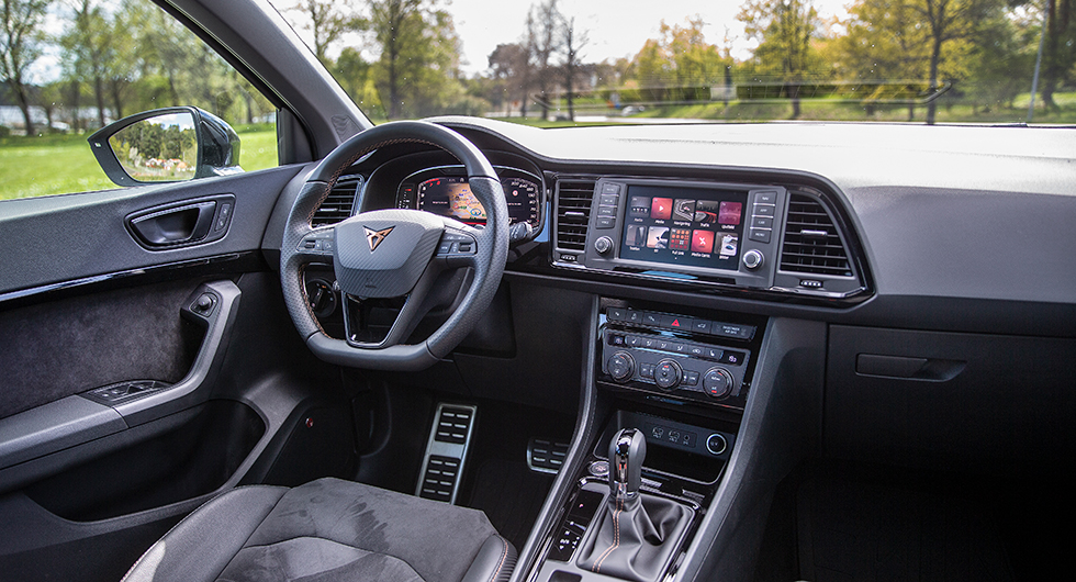 Tydliga digitala instrument och lättanvända fysiska reglage. Cupra Ateca har utmärkt förarmiljö.