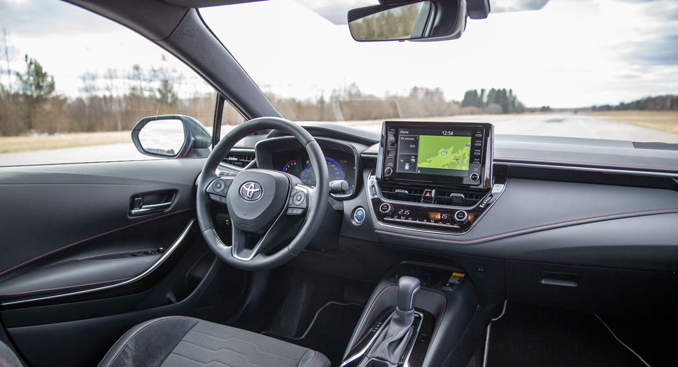 Även Toyota Corolla har tunna takstolpar fram, men sikten bakåt är sämre än i Subaru. Förarplatsen upplevs ombonad och välbyggd.