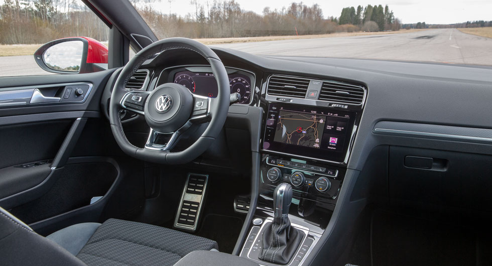 VW: Testbilen har extrautrustning för 100 000 kr och då ser Golf så här lyxig ut invändigt. Här är det lätt att hitta en bra körställning.