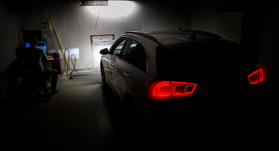 Alla testbilar passerar ljuslabbet. Här får Kia e-Niro visa om LED-ljuset duger till mer än bara ledljus.