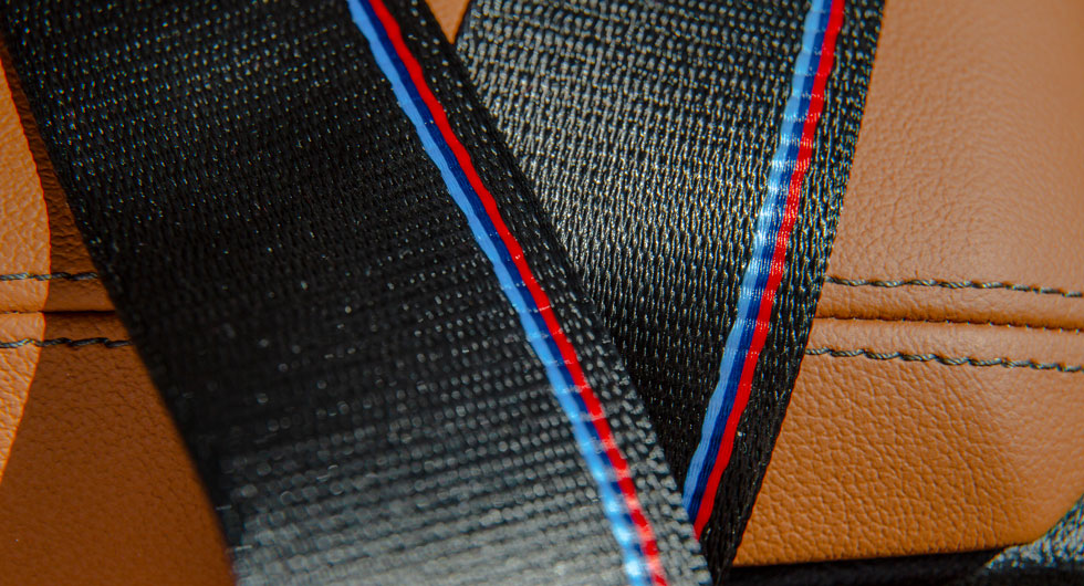 BMW M Sports färger infläta-de i säkerhetsbältet är en trevlig detalj som betingar ett pris av 3 100 kronor.
