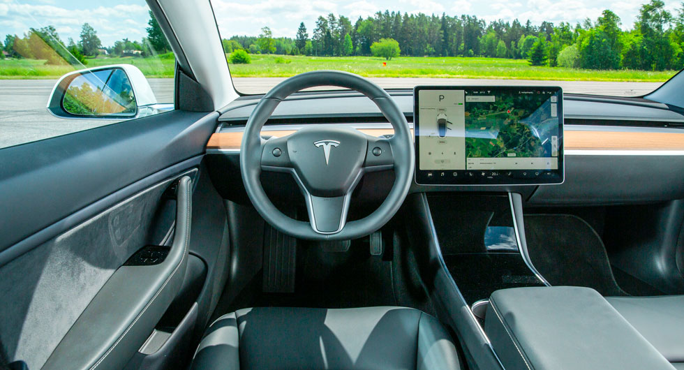 Tesla: Avskalad. Spalten mellan träpanel och instrumentbrädans övre del är ett friskluftsutblås som kontrolleras med pek- och nyprörelser på skärmen.