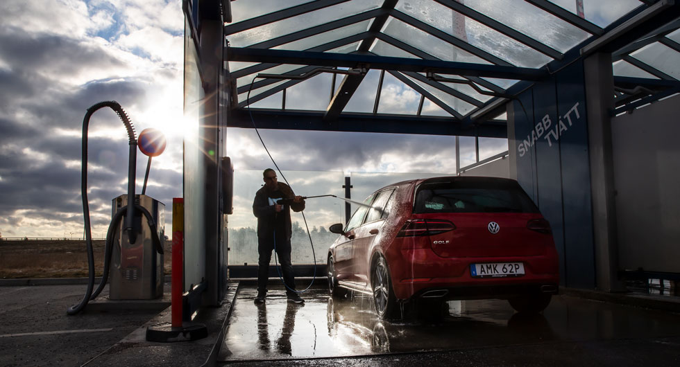 Testförare Ellmark gör Volkswagen Golf fin inför fotografering. Snabbtvättstationerna gör jobbet lättare och snabbare när fem bilar ska tvättas.