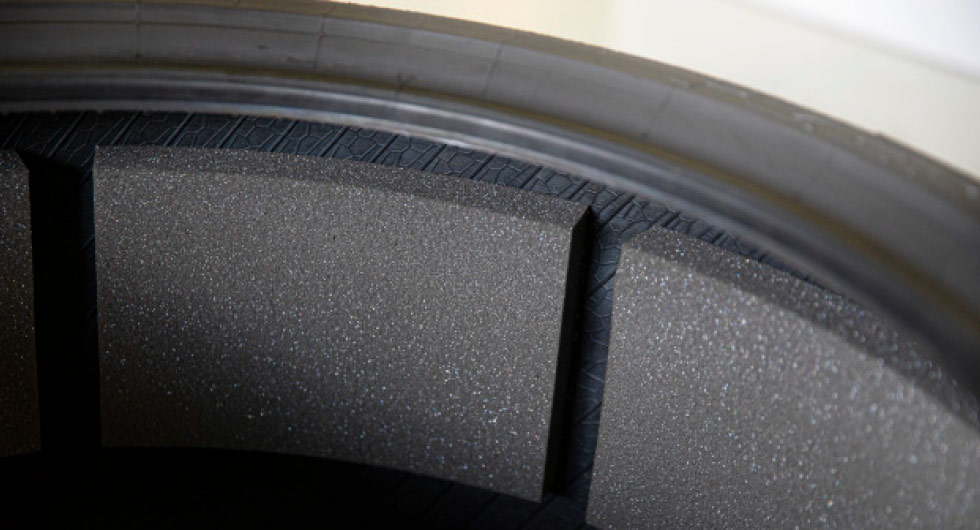 I sportigare däck är filtmattan delad för att ge bättre kylning. Här ett Pirelli-däck till McLaren.