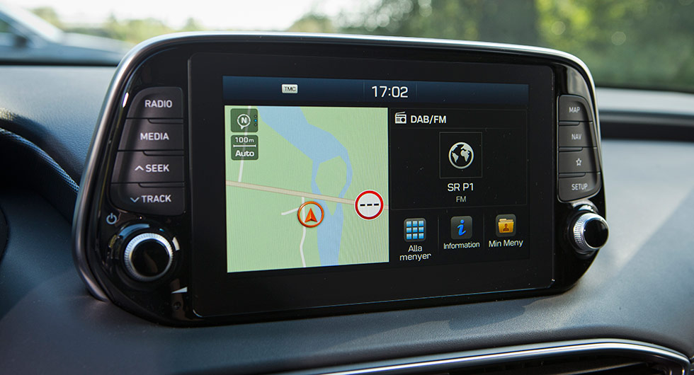 Pekskärm kompletterad med fysiska knappar ger enkelt handhavande. En uppkopplad version är på gång tills vidare får man använda Car Play alternativt Android Auto.