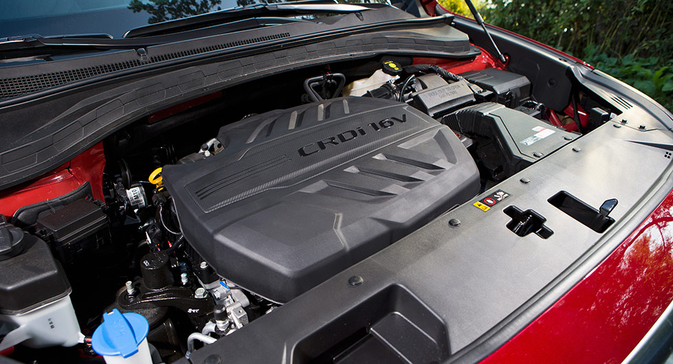 2,2-liters dieselmotor på tvären. Lättillgänglig spolarvätskepåfylling.