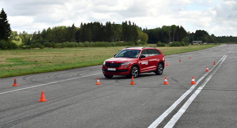 Skoda älgar igenom undanmanöverprovet. På bilden går det i cirka 72 km/tim. Högre hastighet och Kodiaq understyr ur banan.