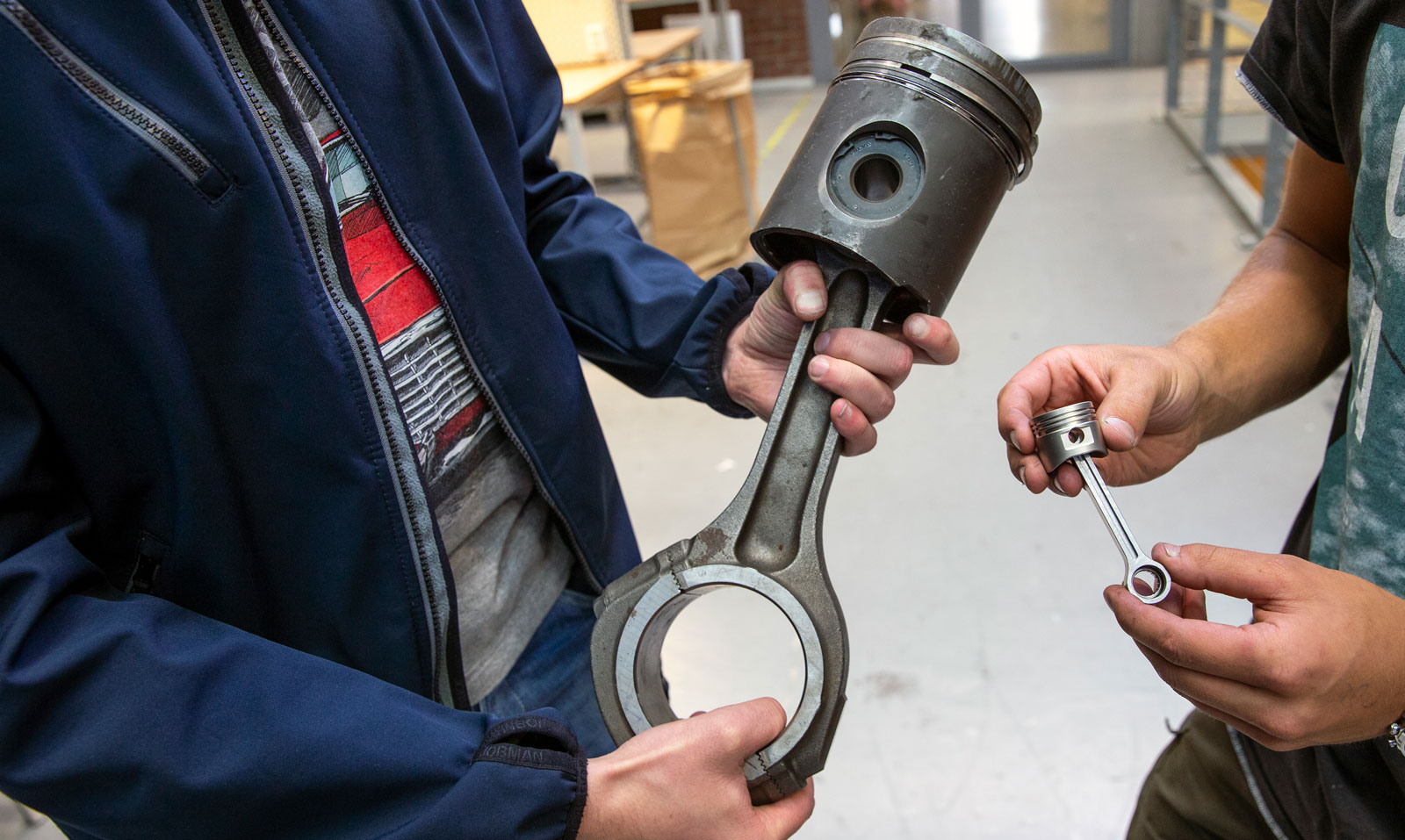 Kolv och vevstake är lite nättare jämfört med den här Volvo-dieseln.