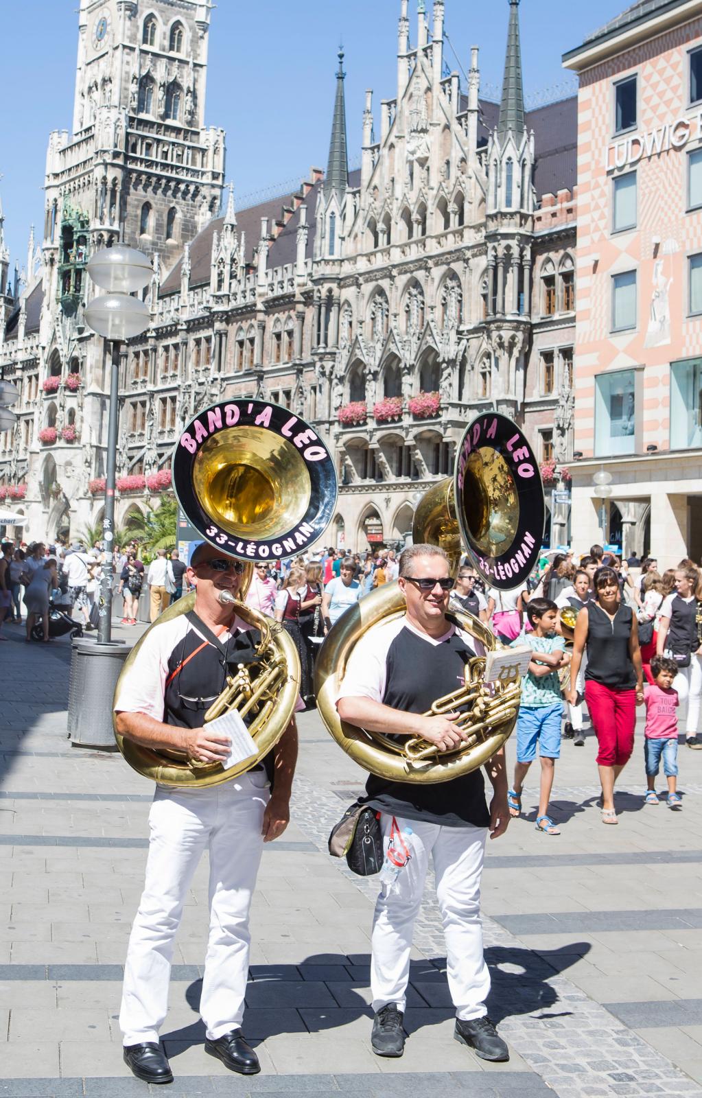 Marienplatz är stadens mest välbesökta plats. Missa inte de små omgivande gatorna som vindlar sig runt den gamla delen av staden.