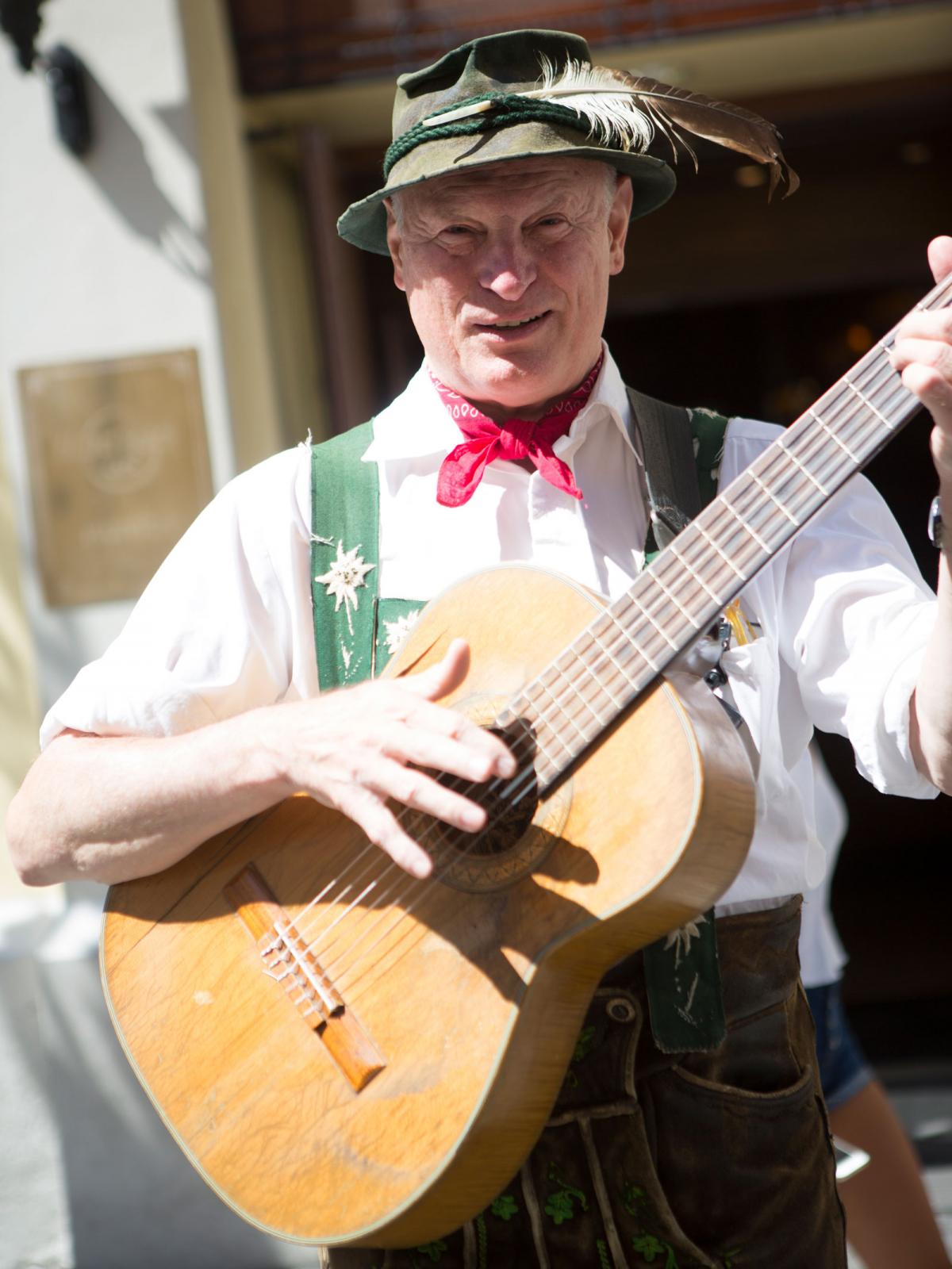 Musiken är ständigt närvarande i staden. På restauranger och barer finns ofta möjlighet att höra levande musik.