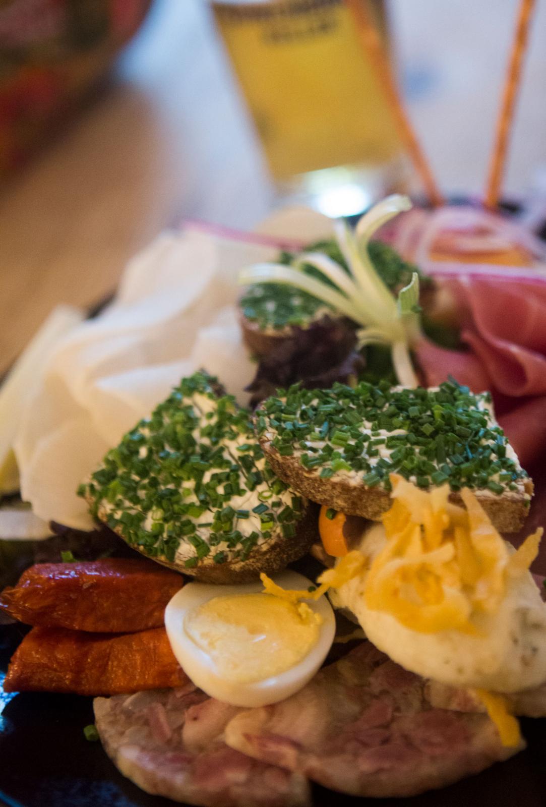 Maten är ofta traditionell och bastant, som här på ett traditionellt värdshus, men många samtida restauranger lockar också matentusiasten.