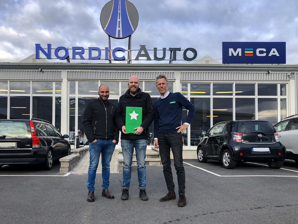 Nima Forooghi och Markus Andersson på Nordic Auto i Göteborg tar emot diplom av Lasingoos vd Gustaf Hesselman, efter att ha fått högst kundbetyg för andra året i rad.